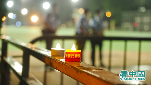 写有天安门母亲字样的电子蜡烛在维园内亮起。（图片来源：李天正/看中国）