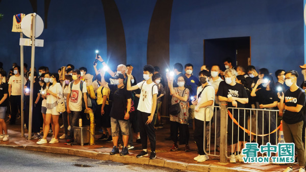 港人在铜锣湾亮起手机灯光，将维园悼念六四的灯光带到大街小巷。（图片来源：李天正/看中国）