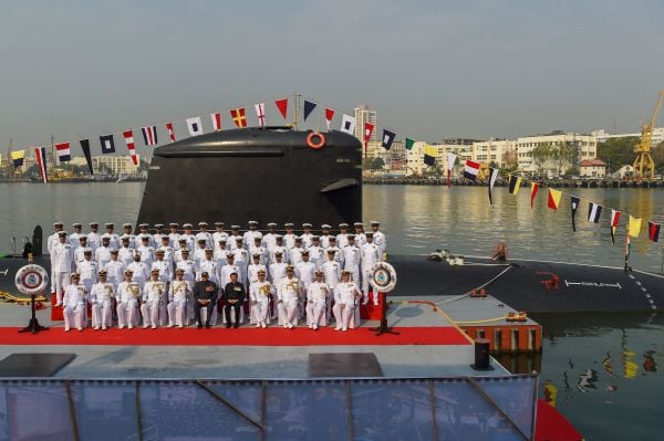 2021年3月10日，孟买海军基地举行的卡兰杰服役仪式上，印度海军第三艘鲇鱼级潜艇“卡兰杰”的船员与官员合影。