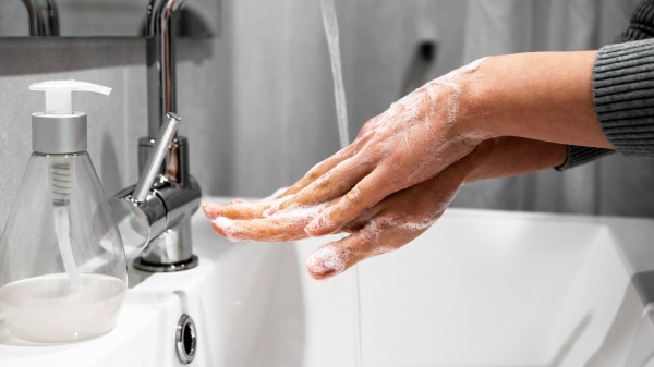 勤洗手，并且在需要接触口鼻眼时，最好也先洗手。