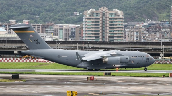 前日美国联邦参议员达克沃丝、苏利文等人搭乘美军的C-17运输机到达台湾