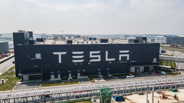 图为特斯拉在上海建造的超级工厂