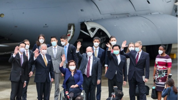 美國聯邦參議員達克沃絲、蘇利文等人搭乘美軍的C-17運輸機到達台灣