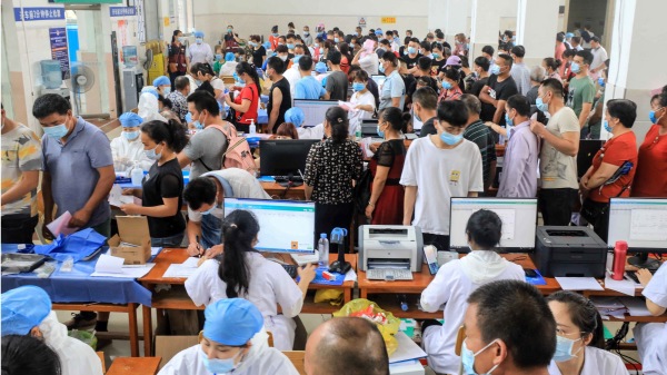 2021 年 6 月 3 日的照片顯示，在廣西居民排隊接種科興疫苗
