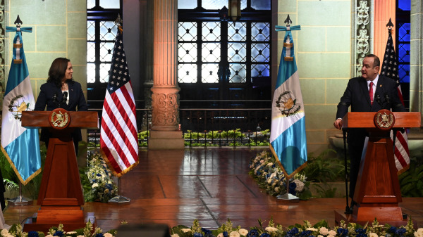贺锦丽（Kamala Harris，卡马拉．哈里斯）和危地马拉总统亚历杭德罗．贾马泰（Alejandro Giammattei）在危地马拉城文化宫举行联合新闻发布会