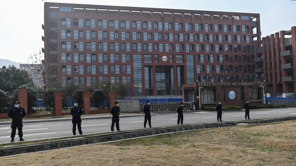 2月3日，世卫组织团队调查新冠大流行起源期间，武汉病毒研究所大门前部署了严密的警力把守。