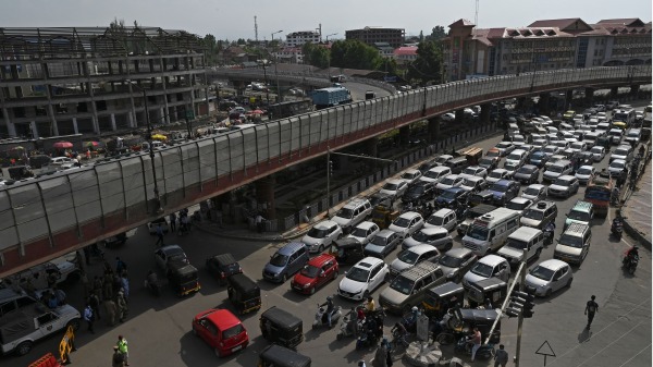 6月7日，印度斯利那加（Srinagar）解除COVID-19封锁限制后，通勤者及车辆陷入交通拥堵。