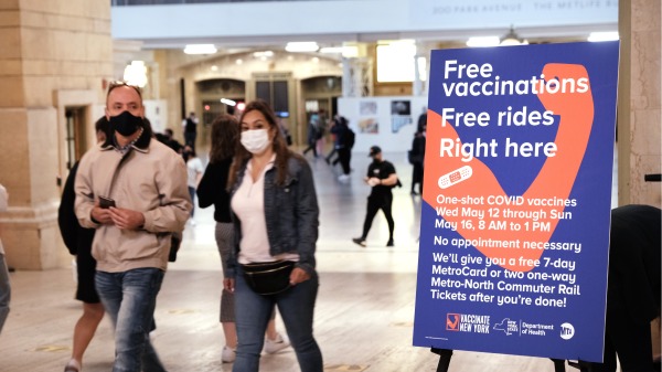 5月12日，行人经过美国纽约中央车站免费接种疫苗广告。