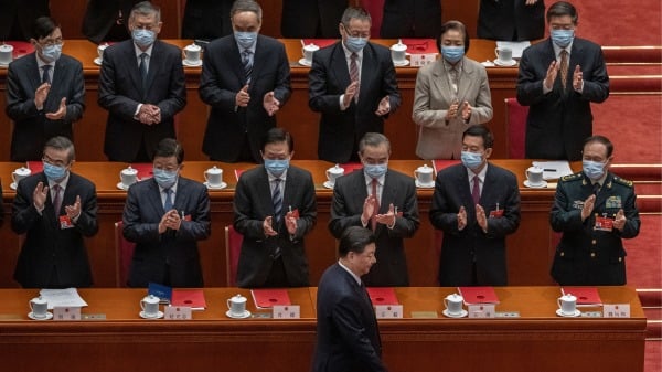 2022年3月11日，習近平在北京大會堂，官員起立迎接。（圖片來源：Kevin Frayer/Getty Images）