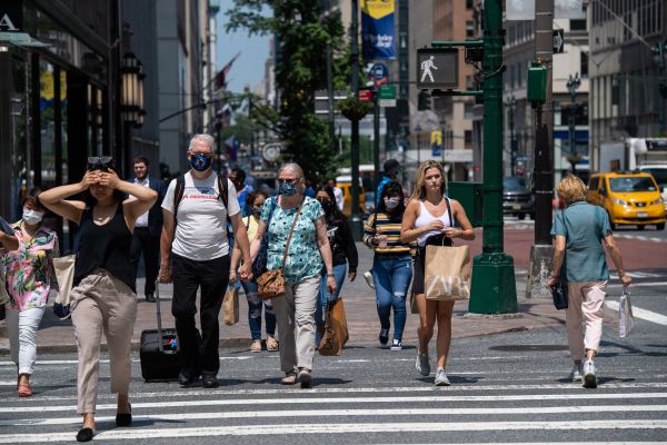 民众在高温下的纽约街头行走