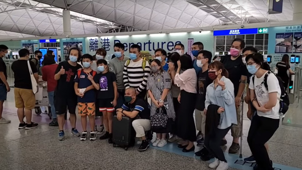 图为香港市民在机场为移民亲朋送别。（图片来源：Getty Images）