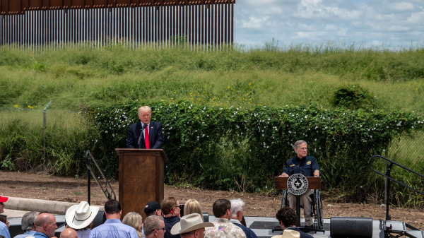 前美國總統唐納德．川普（Donald Trump，左）訪問德克薩斯州的邊境牆，在州長格雷格．阿博特（Greg Abbott，右）陪同下講話