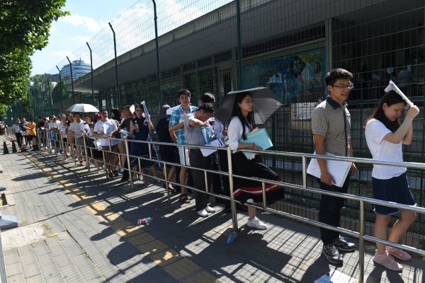 民眾在美國駐中國的大使館外大排長龍等待簽證
