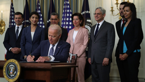 華盛頓特區白宮，喬．拜登（Joe Biden）簽署關於「促進美國經濟競爭」的行政命令