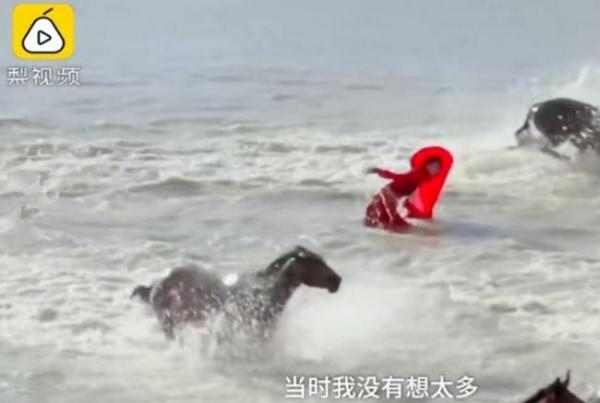 新疆网红女局长贺娇龙策马摔倒河中。（图片来源：视频截图）