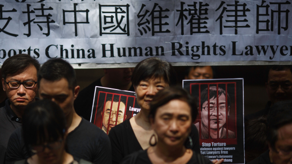 2017年7月9日，香港民众手举当时被中共监禁的维权律师的画像表达对中国人权律师的支持。（图片来源：TENGKU BAHARAFP via Getty Images）(16:9)