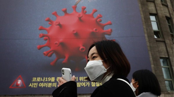 2020年11月25日，韩国首尔民众戴口罩防止COVID-19的传播
