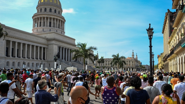 2021年7月11日，南美国家古巴首都哈瓦那，成千上万古巴人涌上街头高呼“我们要自由”、“打倒独裁者”，他们要求总统下台，结束共产党独裁总统。（图片来源：YAMIL LAGE/AFP via Getty Images）