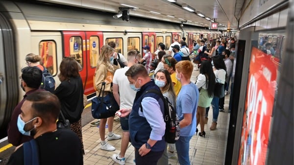 7月14日，乘客在倫敦市中心地鐵站等候地鐵。7月19日英國即將解封。