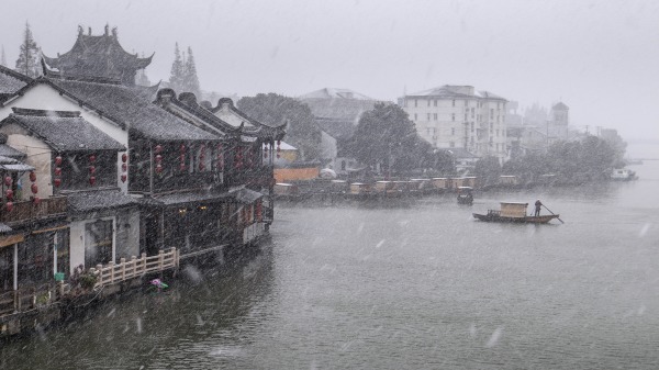 一天，徽商因事坐船過長江，見到有數人落入江水中。