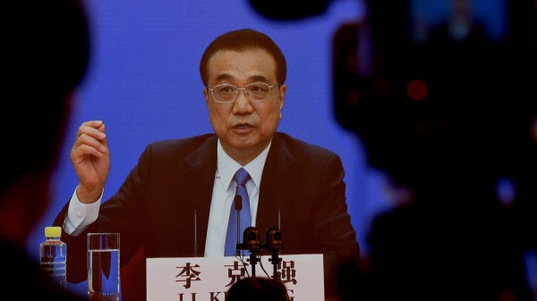 中国国务院总理李克强和副总理刘鹤轮番在不同场合发声，安抚企业和投资者。
