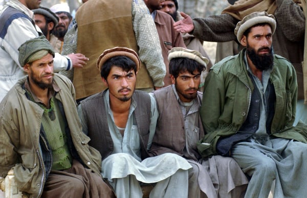 2001年12月17日，被俘的塔利班基地组织士兵被关押在阿富汗托拉博拉地区附近的阿甘谷。