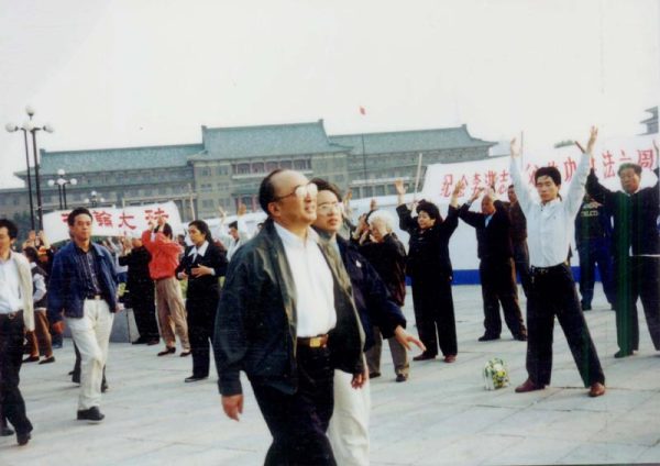 1998年5月15日，国家体育总局局长伍绍祖亲赴法轮大法发祥地长春视察。