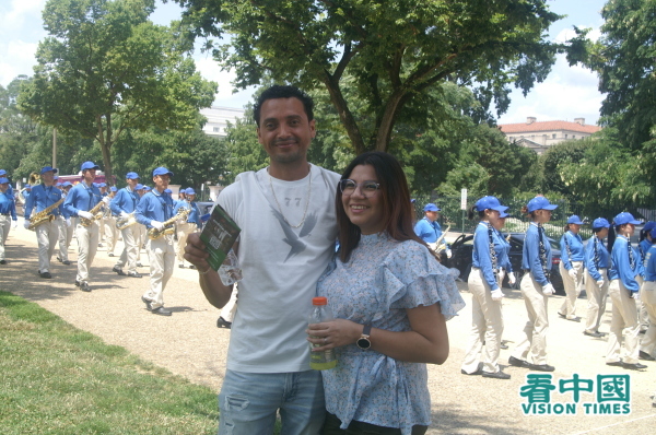 Robato Galeas是一名自由职业者，他和他的妻子一起观看了游行