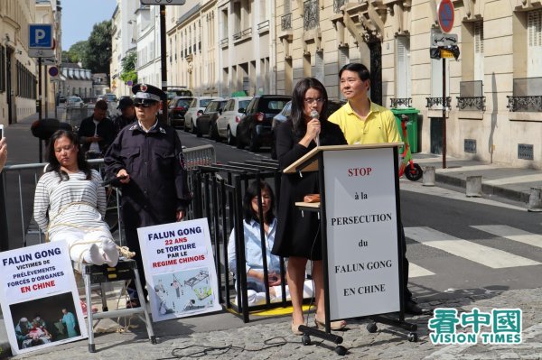 停止中国强摘器官（ETAC）非政府组织代表露娜（右二）
