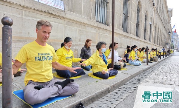 7月17日，法国法轮功学员在巴黎中使馆旁举行反迫害22周年集会现场。