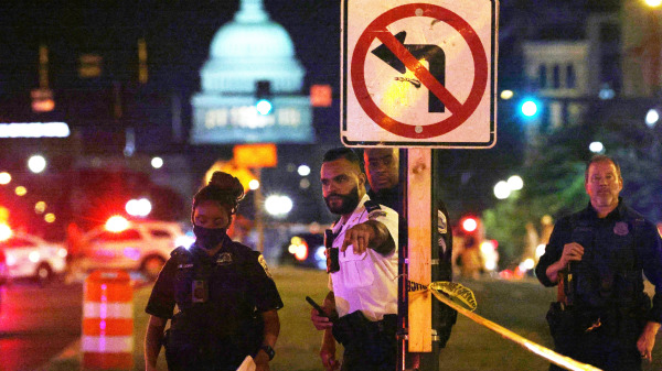 美国 华盛顿特区 大都会警察局的警员在国民公园外的枪击现场进行调查