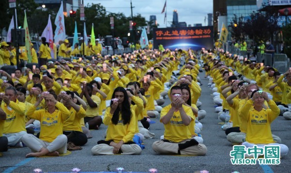 夜幕降臨，法輪功學員舉起手中的盞盞燭光，悼念在中國大陸因堅持信仰而被迫害致死的法輪功學員