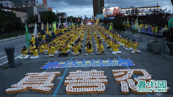 夜幕降臨，法輪功學員舉起手中的盞盞燭光，悼念在中國大陸因堅持信仰而被迫害致死的法輪功學員