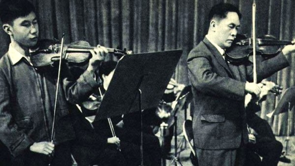 1962年，馬思聰、馬如龍父子合奏