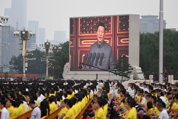 图为2021年7月1日，在北京天安门广场，习近平就中共成立百年发表讲话，中国大陆民众被统一组织、必须收看。 