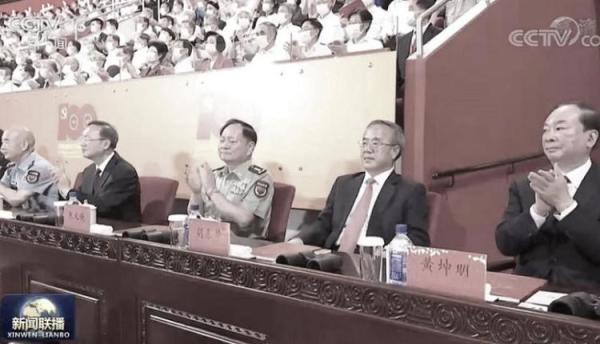 中共國務院副總理胡春華6月28日觀看黨慶演出罕見「不鼓掌」。 (圖片來源：網路)