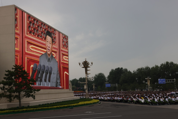 7月1日，天安门广场上的一块大屏幕正在显示习近平的讲话。