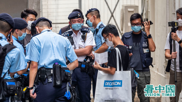 反送中后，香港警队成为公务员中职位空缺率最高的部门。图为在2021年七一，大批警员截查一名年轻人。（摄影：李天正/看中国）