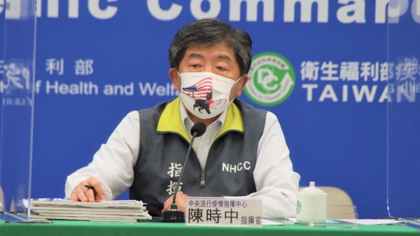 台湾中央流行疫情指挥中心指挥官陈时中参加新闻发布会。