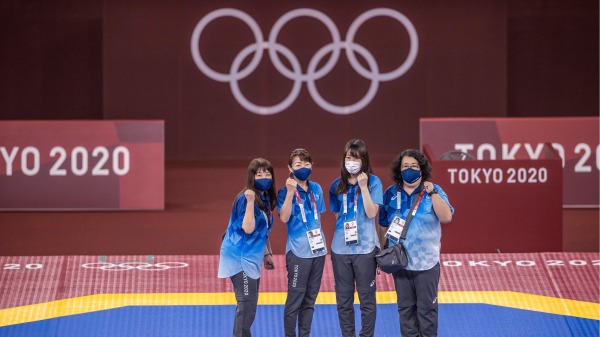 7月21日，日本東京奧運會志願者在開幕前合影。