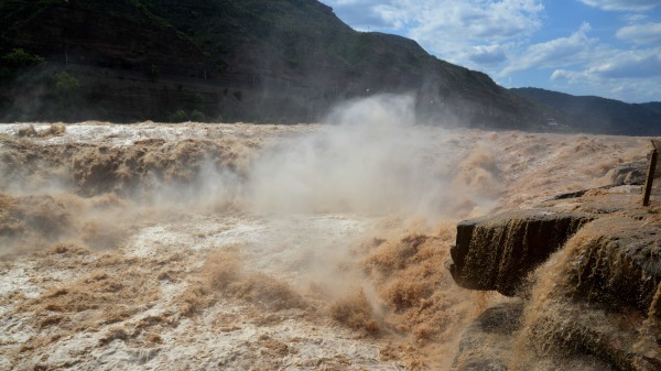 山西临汾市附近在洪水中波涛汹涌的黄河。