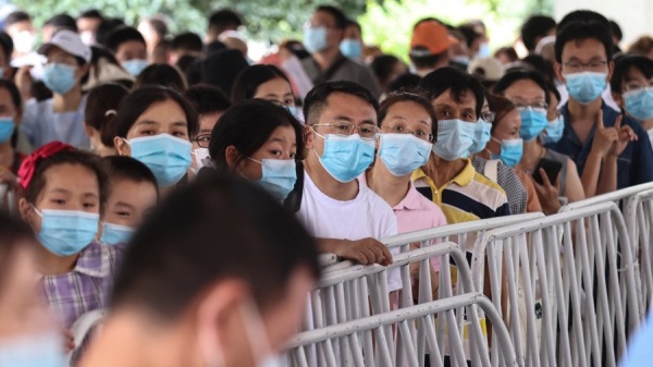 7月21日，南京市居民排队接受COVID-19病毒核酸检测。