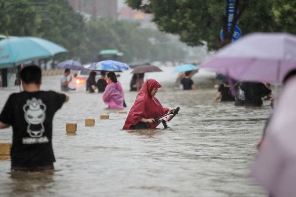 郑州水灾中，人们在街道行走