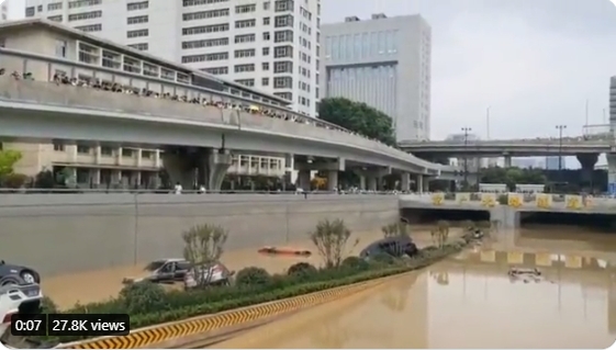 郑州京广路隧道全被淹没，隧道里全是车，车里都有人，一家一家的（图片来源：视频截图）