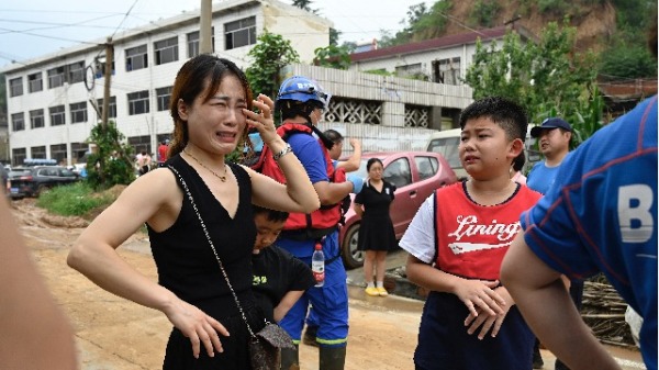 7月22日，河南一位灾民在哭泣。