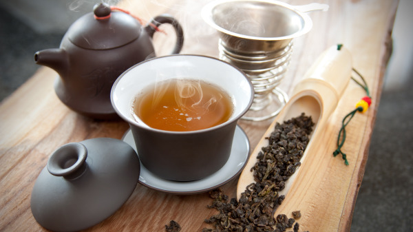 在历史的长河中，品茶是文人的雅趣，以茶学礼可以改变人的品性。
