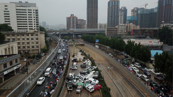 2021年7月22日，河南郑州洪灾发生两天后，京广路隧道入口处一片狼藉，隧道仍然被水淹没。