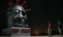 加州“中共病毒”雕像被人蓄意破坏烧毁(图视频)