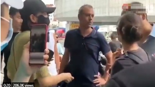外媒记者在郑州当地采访报道遭到“爱国者”围攻（图片来源：视频截图）