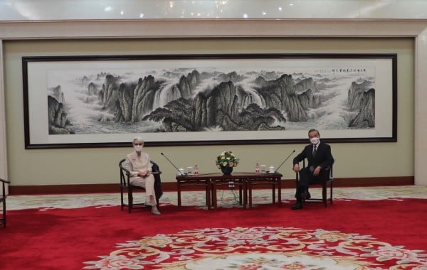 2021年7月26日中国天津，美国副国务卿温迪．谢尔曼(Wendy Sherman)会见了中共外交部长王毅。